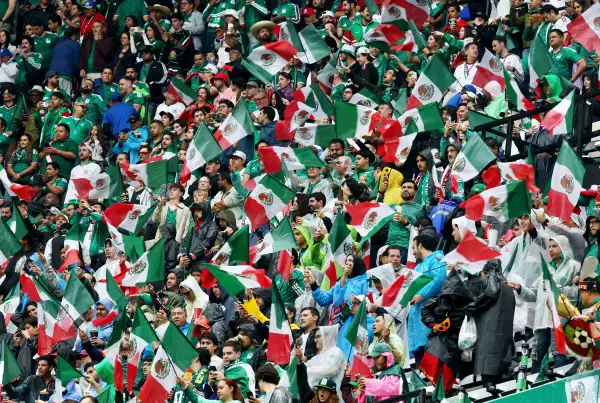 Más de 80,000 asistentes abarrotaron el Azteca, que se despidió anoche de su nombre como Estadio Ciudad de México.