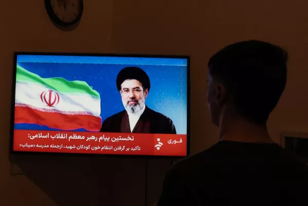 Un hombre ve una declaración televisada del nuevo líder supremo de Irán, Mojtaba Khamenei, el 12 de marzo de 2026.