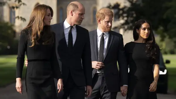 Los príncipes Harry y William junto a sus esposas en el funeral de la reina Isabel II.