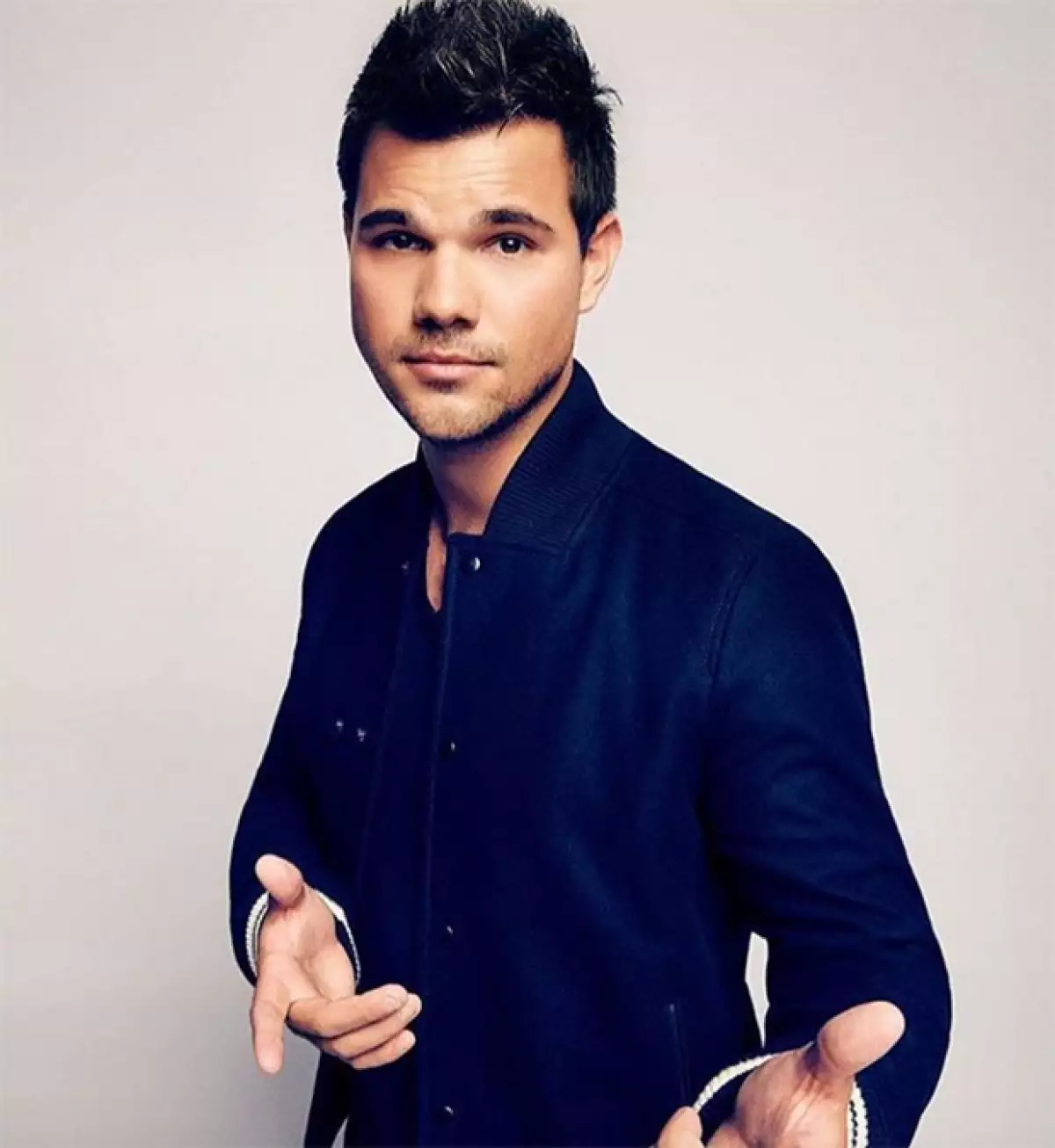 Si creías que Taylor Lautner seguía teniendo el mismo look que cuando le daba vida a "Jacob" en "Twilight", ¡te equivocas!