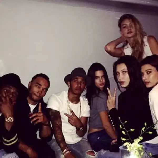 Las modelos continuaron la fiesta en el yate con unos amigos.