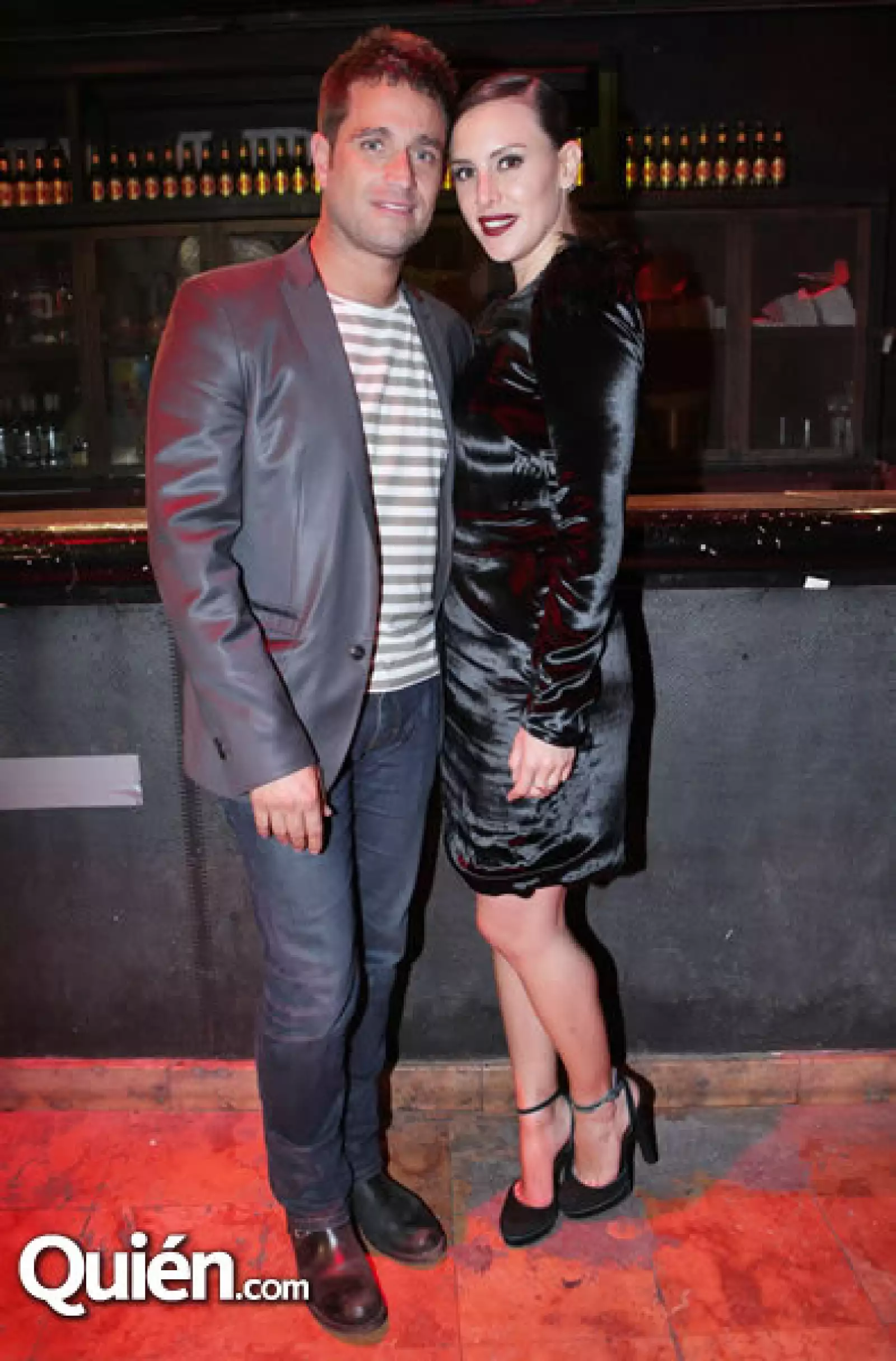 Michel Brown y Alexandra De La Mora platicaron por largo rato durante la fiesta.