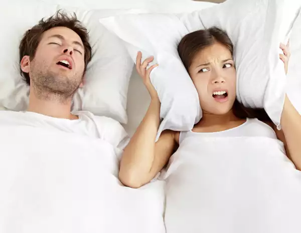 Opta por usar tapones de oídos si tu pareja ronca mucho en la noche. Será más fácil quedarte dormido.