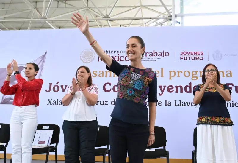 La presidenta Claudia Sheinbaum entrega apoyos del programa Jóvenes Construyendo el Futuro.