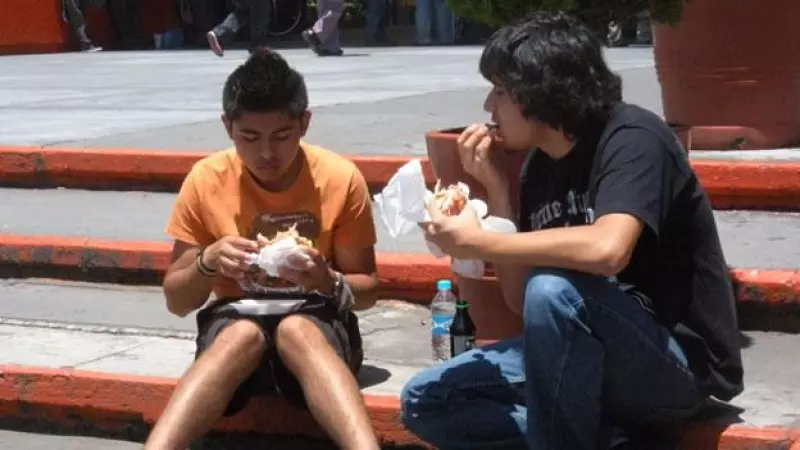 jóvenes en la calle
