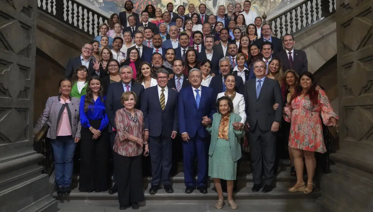 Reunion amlo con senadores de morena