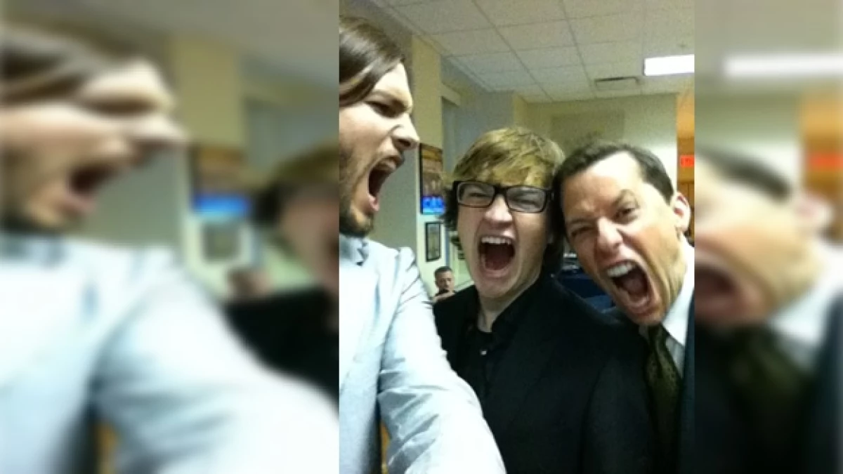 kutcher con el elenco de two and a half man