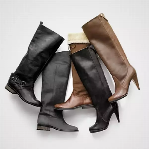 Las botas con diferentes estilos, entre la gamuza y la piel, son parte de la propuesta de la firma de Nueva York.