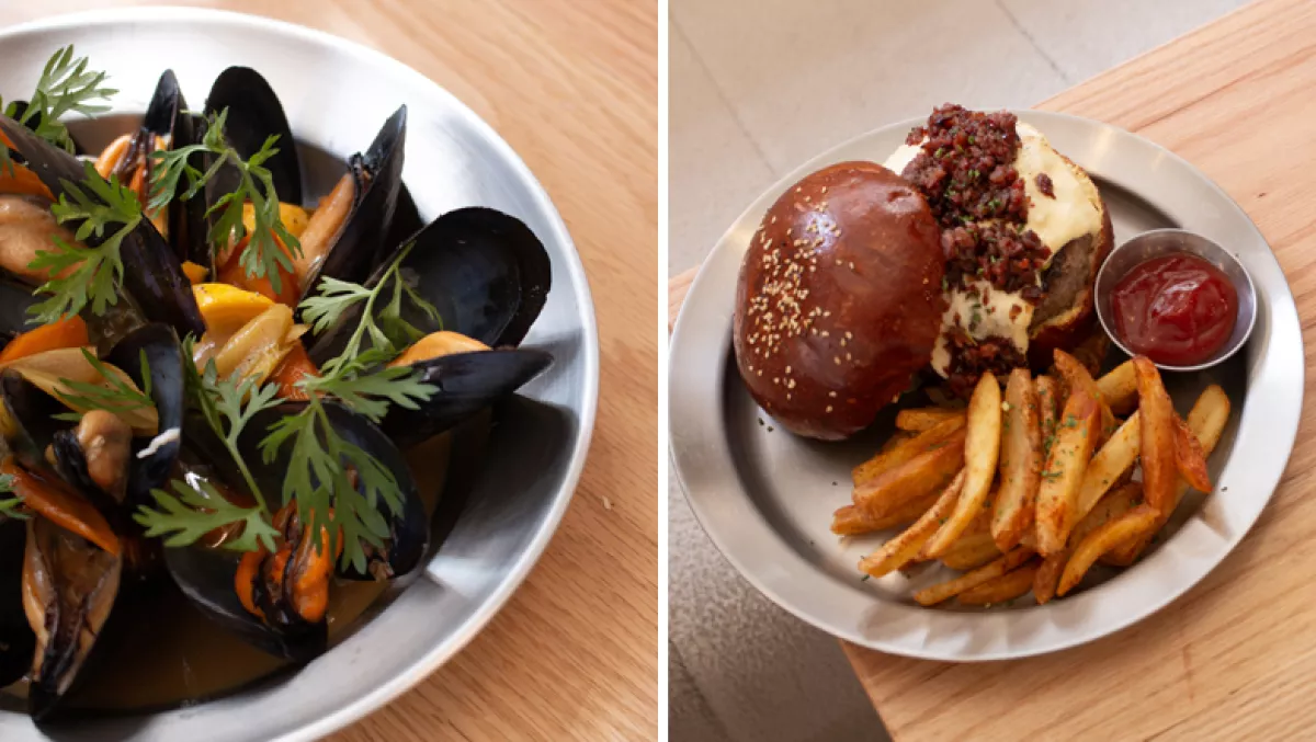 foto de una hamburguesa con papas del restaurante OCA