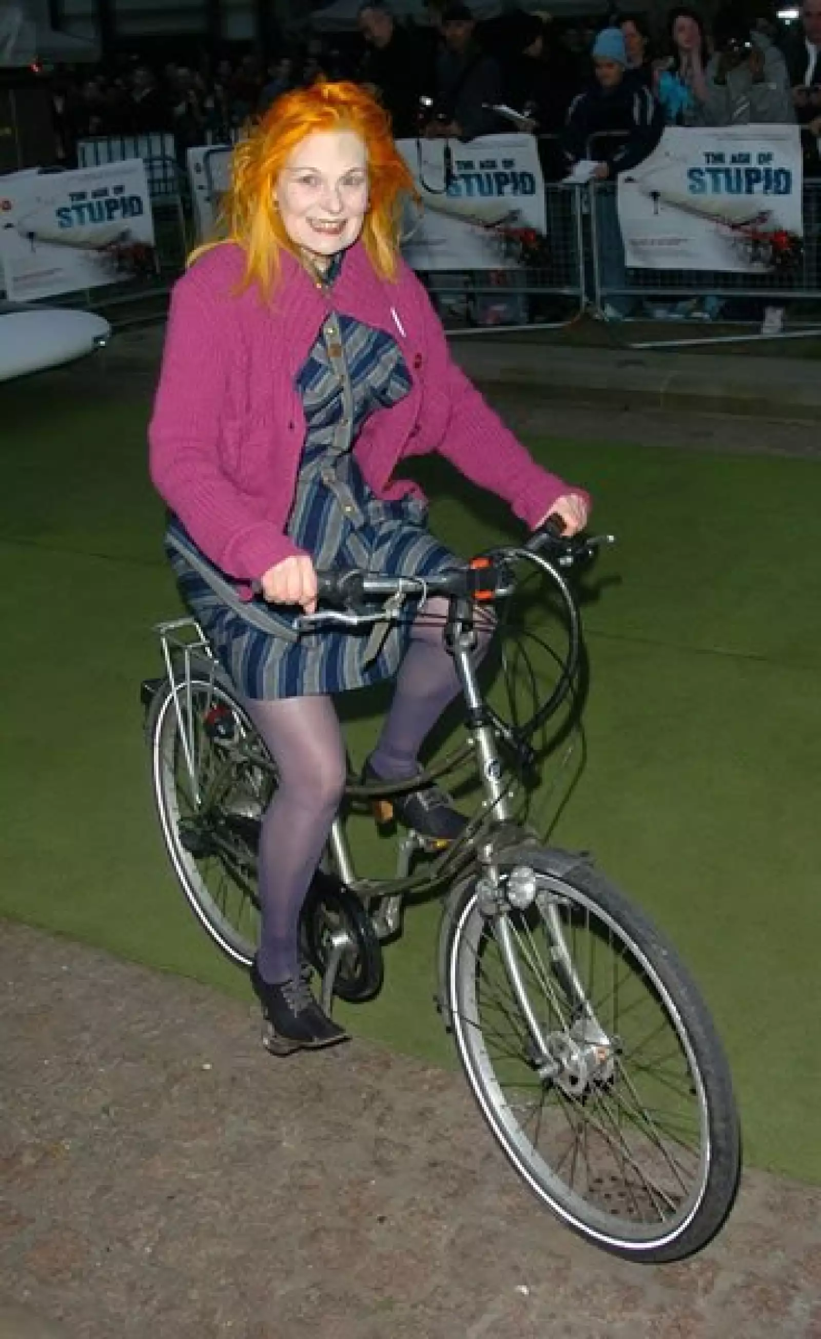 Vivienne Westwood es una diseñadora de moda británica con un estilo punk que ha llegado a traspasar fronteras con sus alocados diseños.