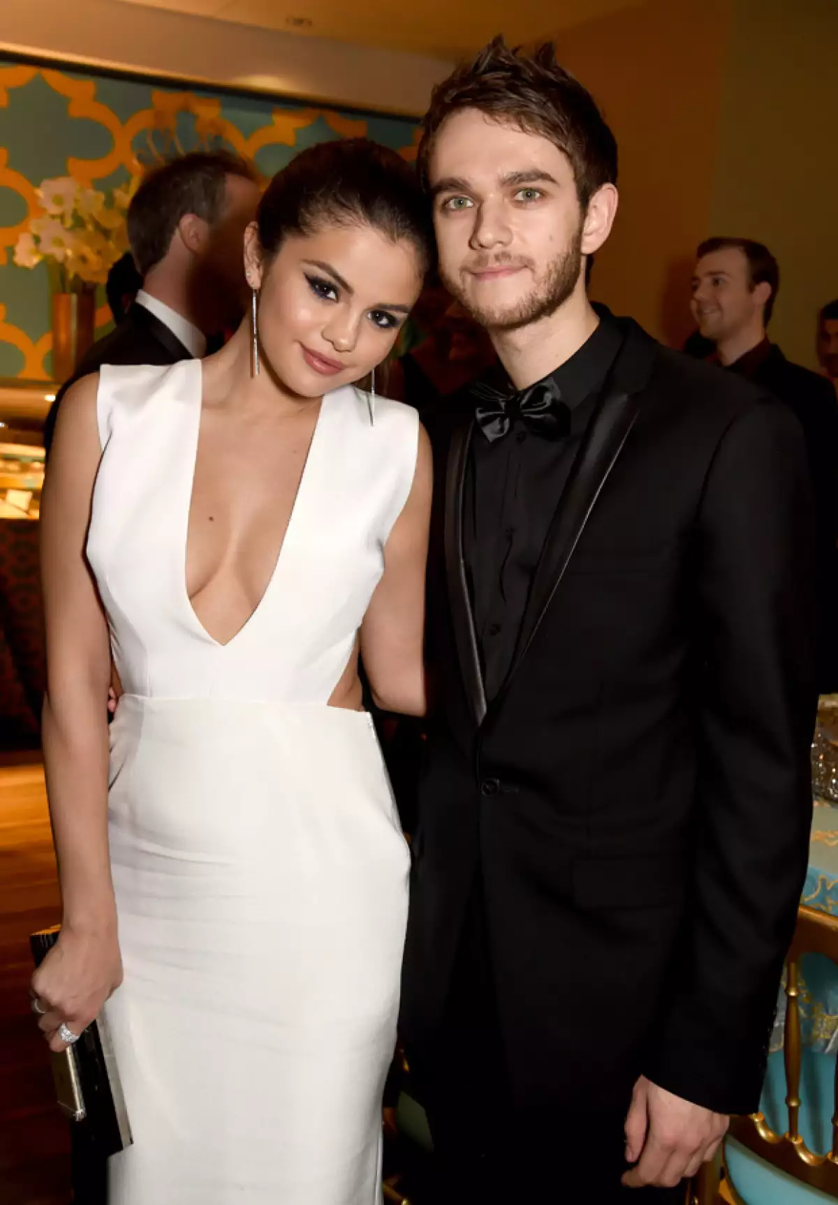 Selena y Zedd fueron captados llegando juntos a la fiesta en la que ella deslumbró en un sexy vestido blanco.