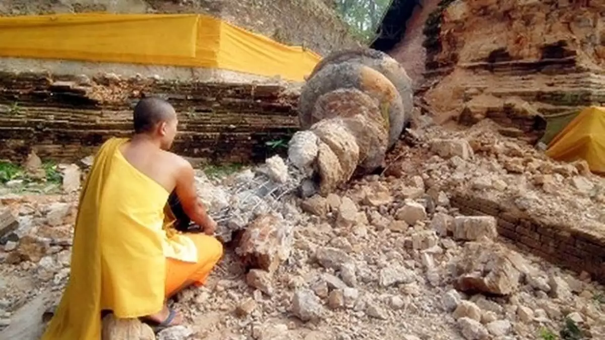 Monje budista en templo en Chedi Luang