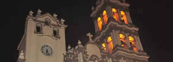 La cantante llegó puntual a la Catedral Metropolitana de Monterrey.