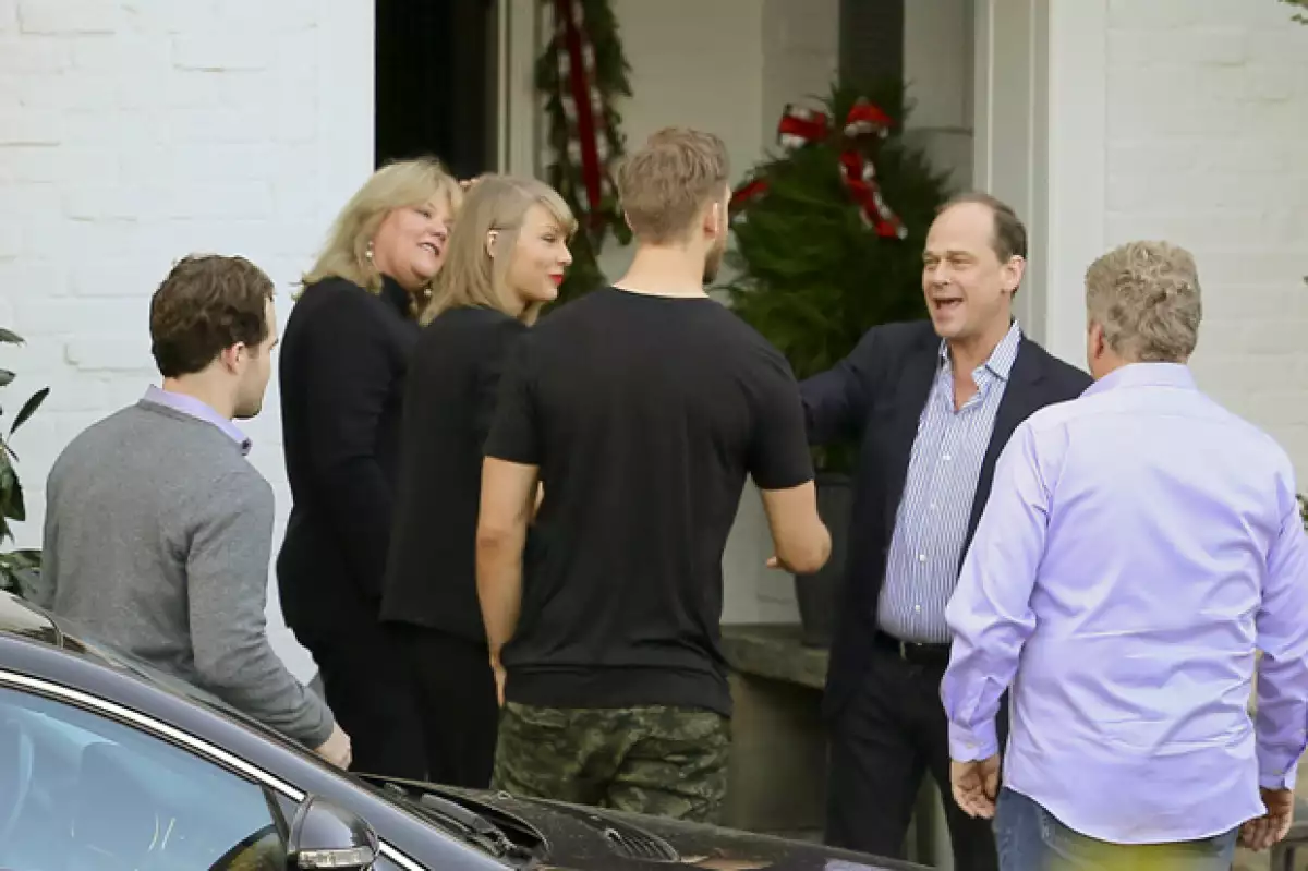 Y además de su fiesta navideña, Taylor también celebró con sus padres y por supuesto, su novio.