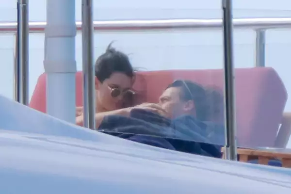 La modelo y el cantante fueron fotografiados en situaciones románticas.