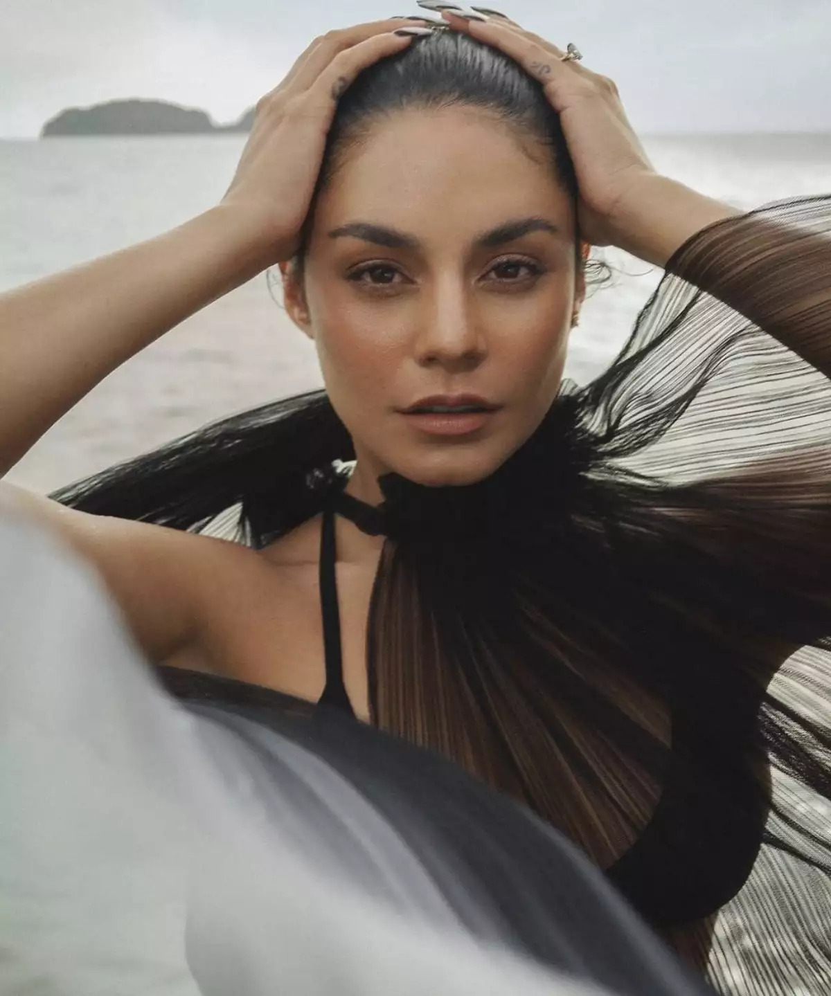 Vanessa Hudgens en la playa con un vestido café
