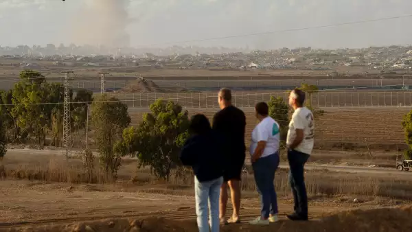 La gente mira la Franja de Gaza en una colina en el lado israelí de la frontera el 9 de octubre de 2025 en el sur de Israel, Israel.
