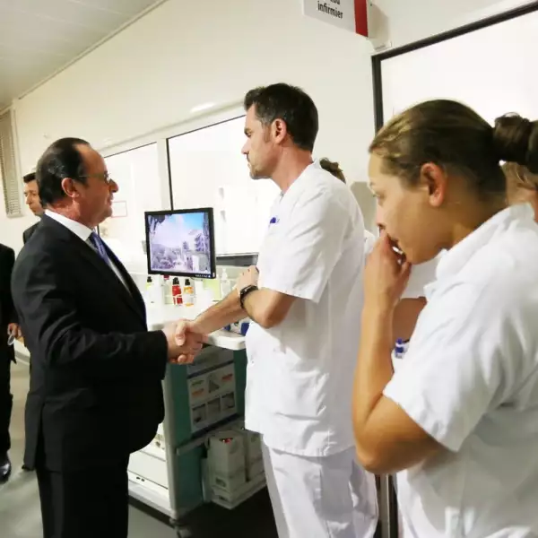 François Hollande, presidente de Francia, realizó una visita a los heridos tras el atentado en Niza.