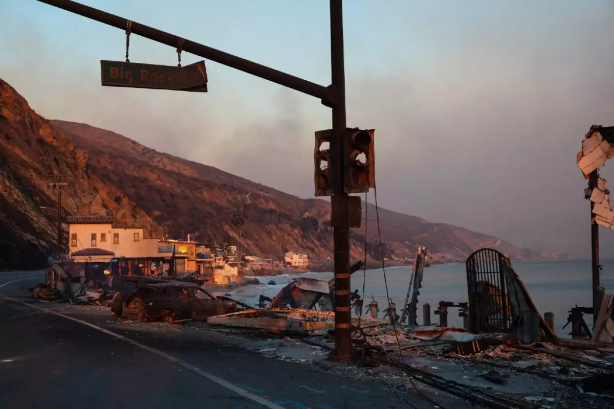 Foto de la costa en Palisades, California, con edificios frente al mar devastados por el fuego.