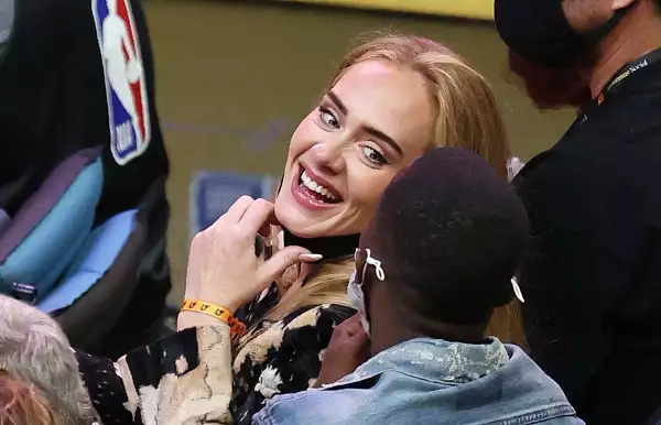 Adele y el agente Rich Paul en un partido de la NBA.