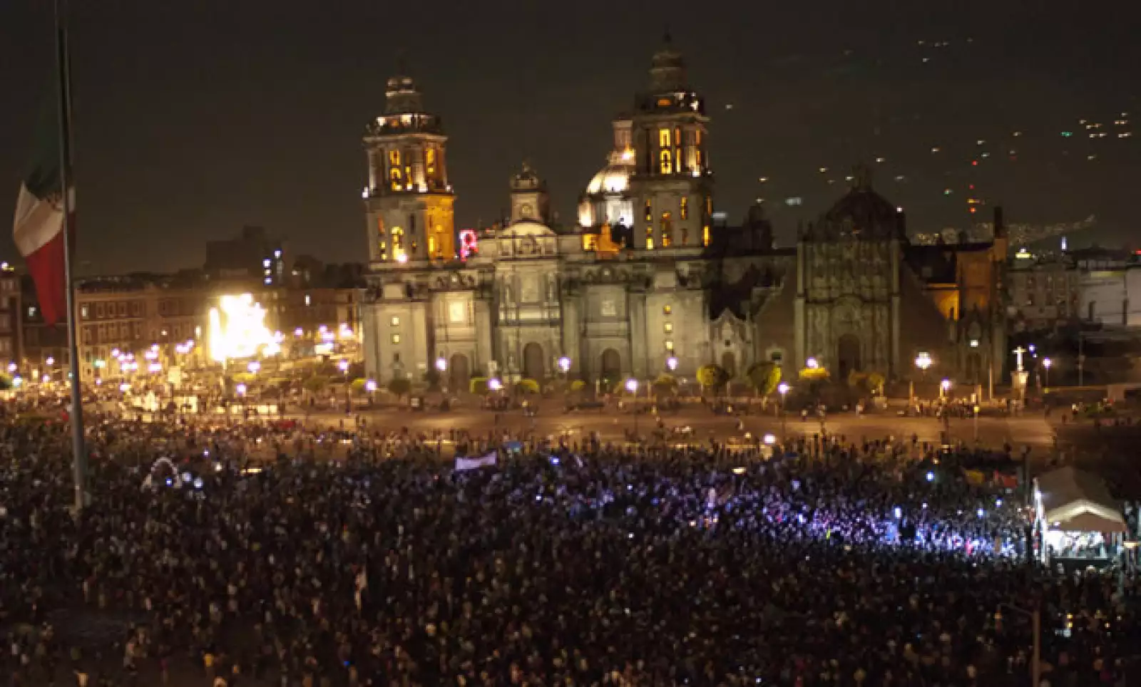 Miles de personas se manifestaron este miércoles en el Distrito Federal demandando la aparición de 43 normalistas de Ayotzinapa desaparecidos el pasado 26 de septiembre en Iguala.