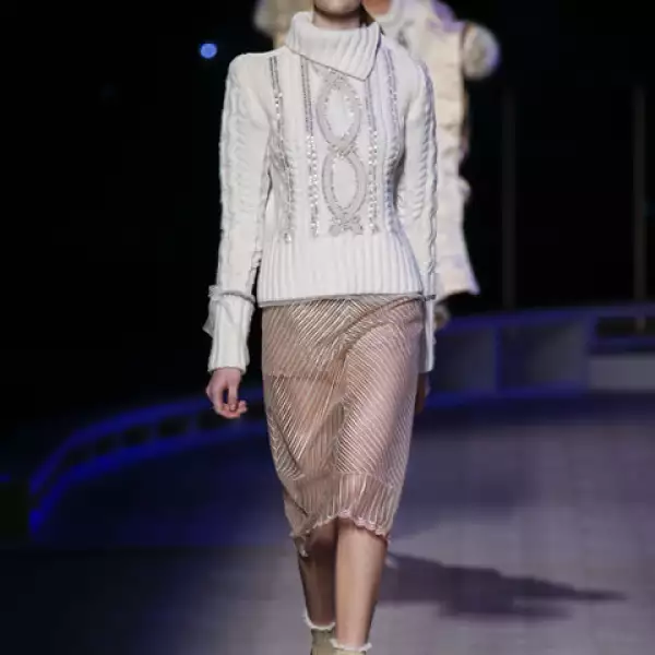 Suéter con aplicaciones y falda de encaje.