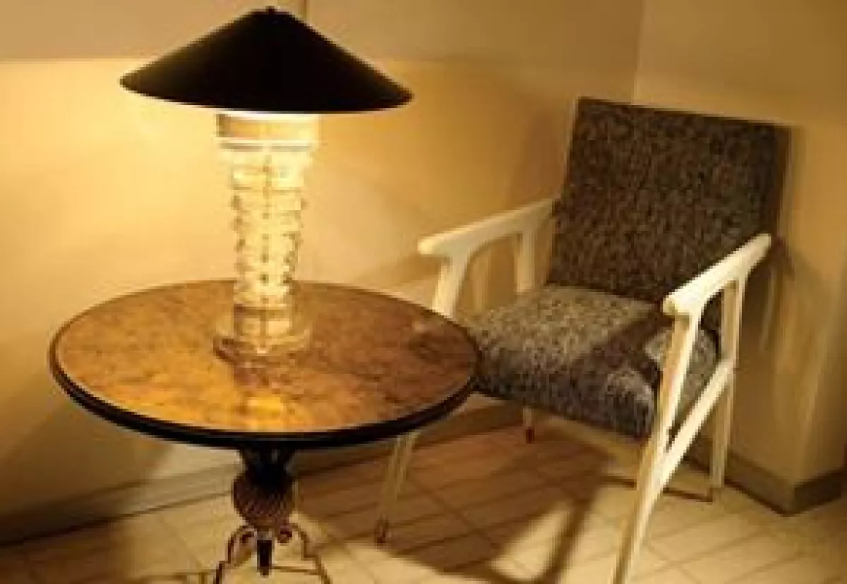 Su especialidad es la restauración de muebles antiguos.