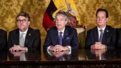 El presidente de Ecuador, Guillermo Lasso, se dirige a la nación junto al Secretario General de Gobierno Sebastian Corral y al Ministro del Interior Henry Cucalon, después de que disolviera la Asamblea Nacional por decreto, llevando a cabo elecciones legislativas y presidenciales, un día después de que se defendiera en una audiencia de destitución, en Quito, Ecuador, el 17 de mayo de