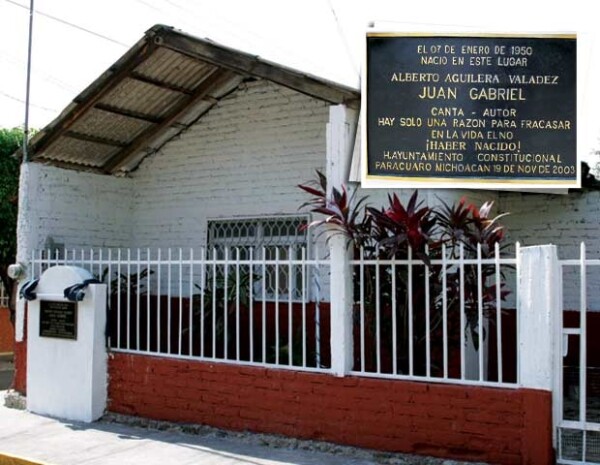 Esta casa aún es conservada por el ayuntamiento. Aquí Victoria Valadez dio a luz a su décimo hijo, ahora conocido como Juan Gabriel.