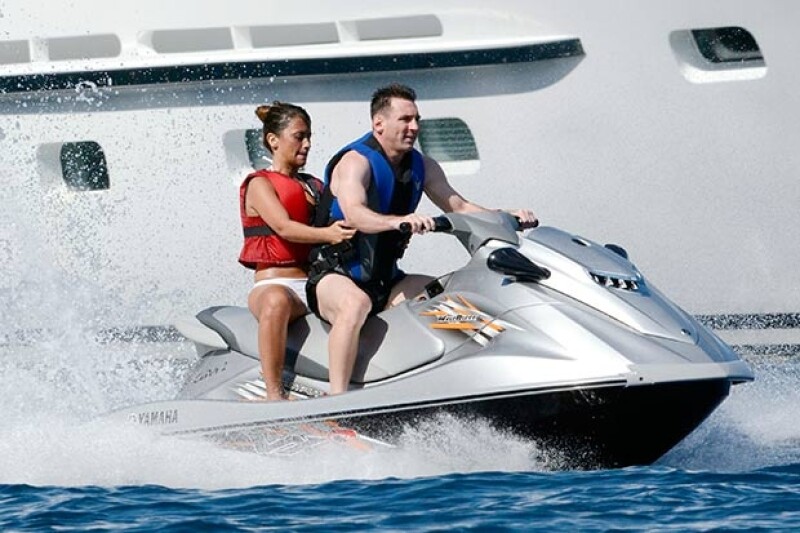 Lionel y Antonella se divirtieron en las atracciones acuáticas de la isla.