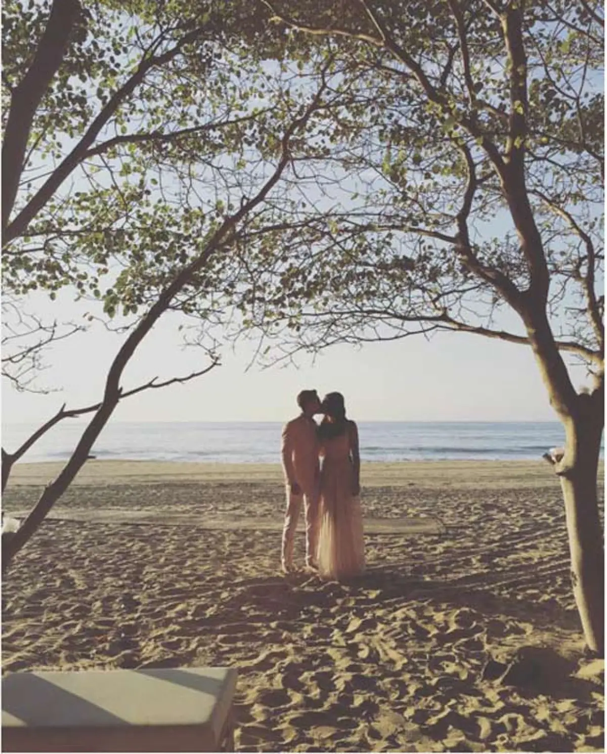El actor estuvo en la ceremonia con su novia, la actriz brasileña Natália Subtil, y con esta imagen confirmaron su romance.