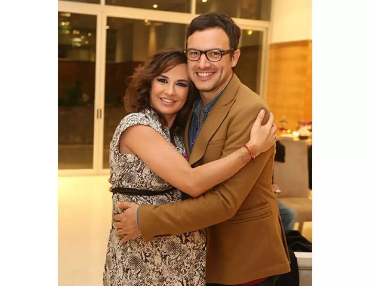 Acompañamos a la cantante a su baby shower y preguntamos a sus amigos cómo la ven en un futuro cuando su hija Valeria nazca.