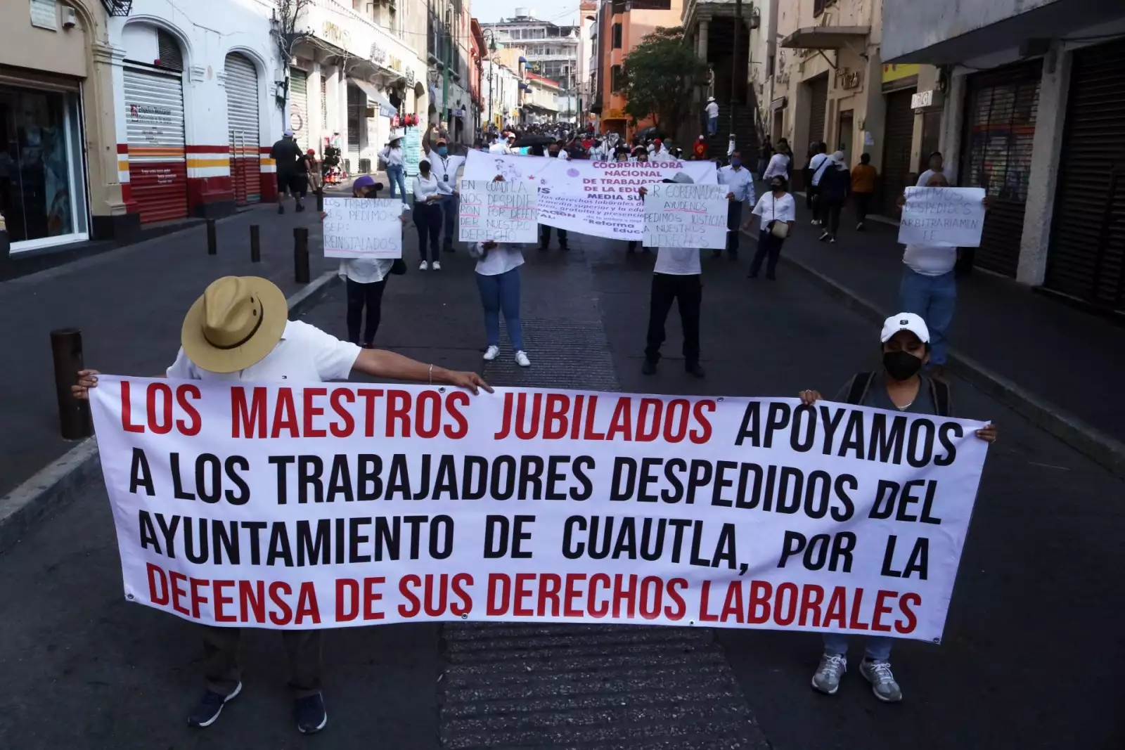 Cientos de trabajadores marcharon esta mañana por la calles del centro de la ciuad para conmemorar el Dia del Trabajo