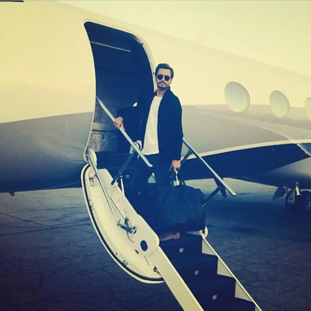 La estrella televisiva ha subido una foto posando en un jet privado para anunciar que ha salido del centro de rehabilitación, después de cinco semanas de haber ingresado.
