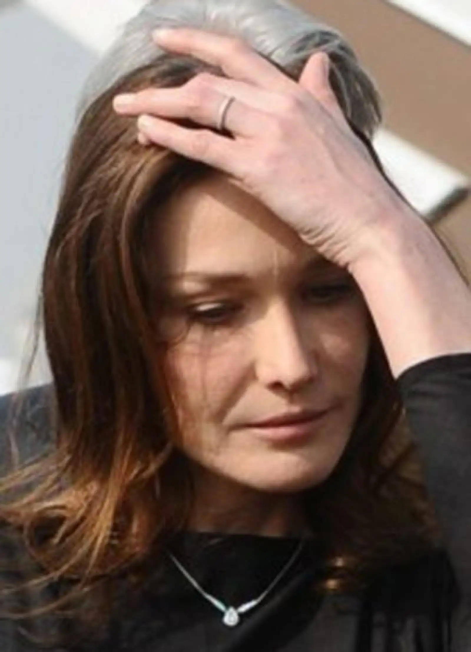 ¿Qué le preocupará a Carla Bruni? ¿Le dolerá la cabeza?