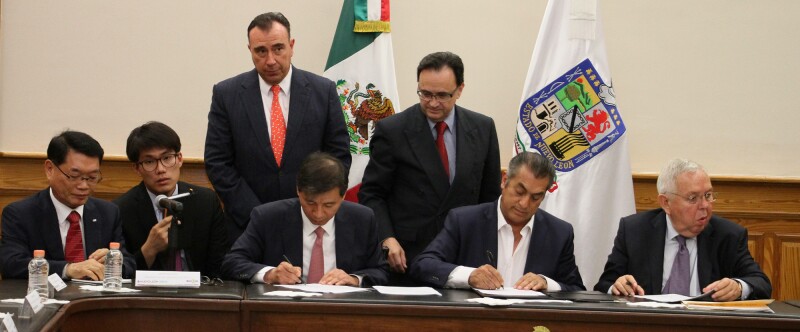 Los directivos de la automotriz coreana y Rodríguez Calderón durante la firma de los acuerdos tras semanas de negociación.