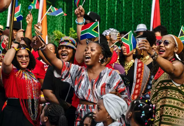 Las mujeres de Sudáfrica reaccionan mientras ven representaciones teatrales en el Día de África 2026 el 1 de enero de 2026 en Beijing, China.