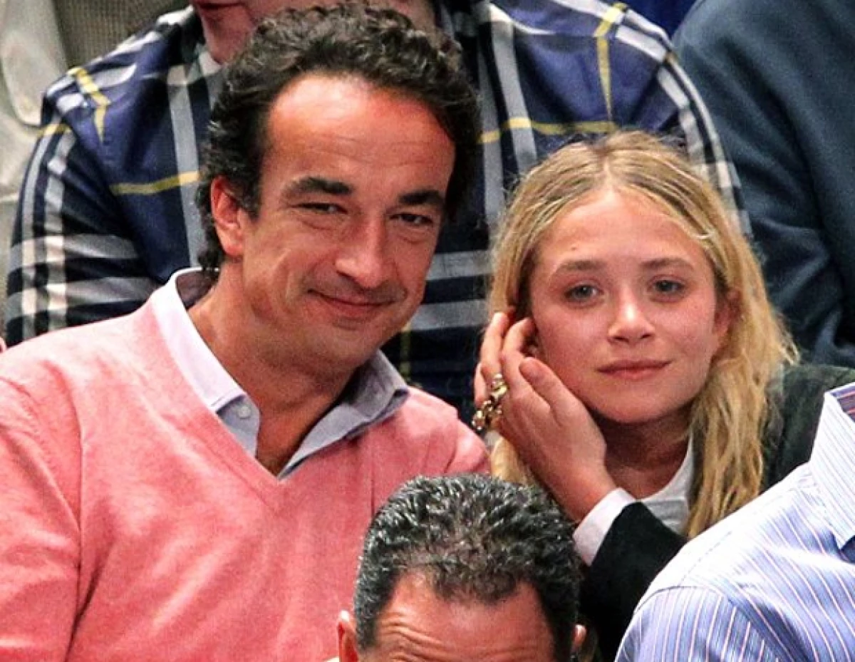 Muchos atribuyen el cambio de look de 180 grados de la diseñadora a su nuevo amor, Oliver Sarkozy.
