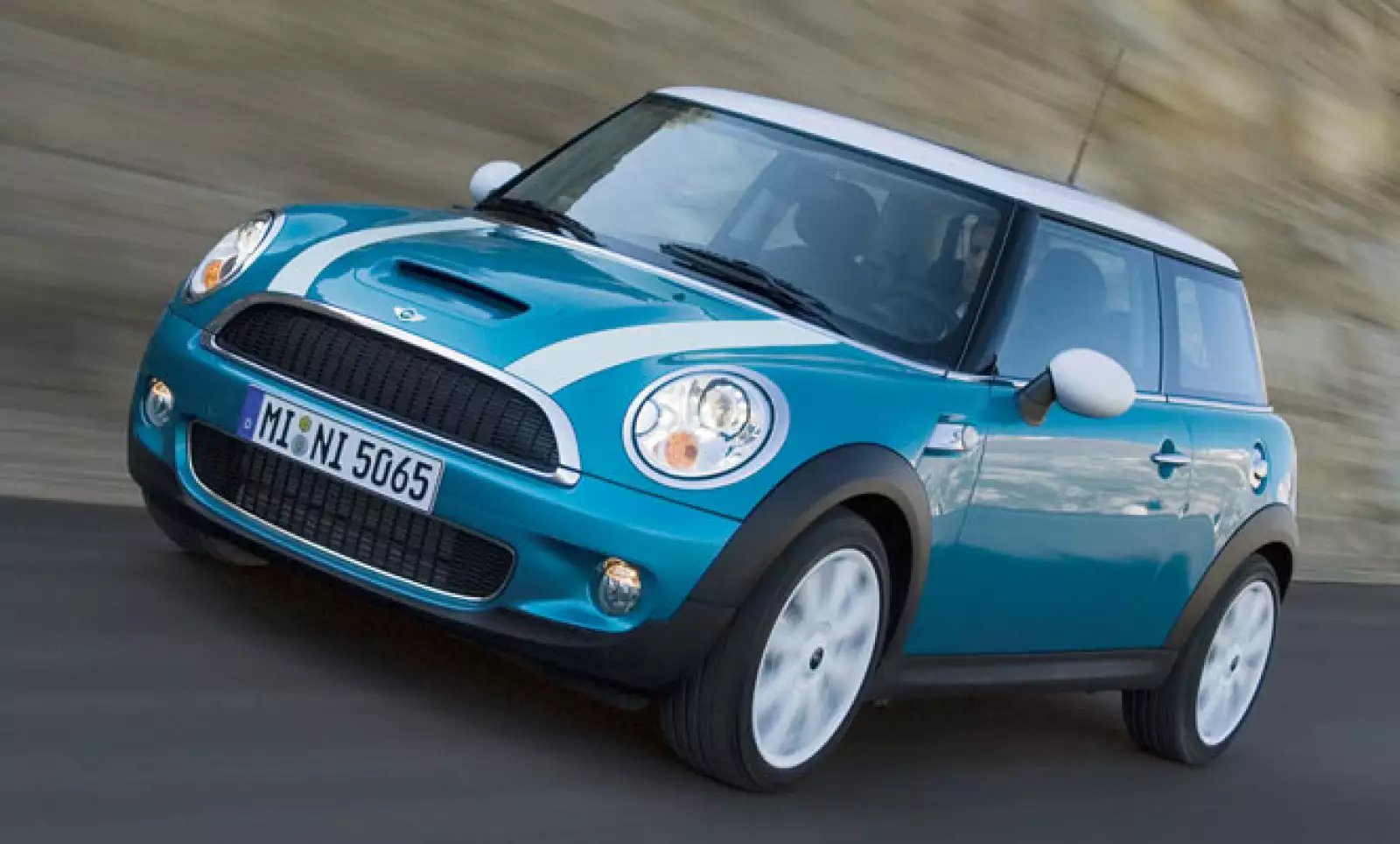 La tercera posición la ocupa el Mini, con 475 unidades vendidas en el primer semestre de 2011, es decir un aumento de 11.8% respecto a las 425 unidades del mismo lapso de 2010.