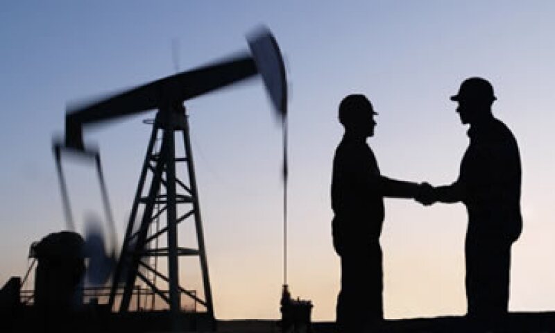 Los relativamente pocos pozos convencionales operados por Pemex y contratistas cierran durante la noche por seguridad. (Foto: Getty Images)