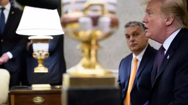 El primer ministro de Hungría, Viktor Orban, escucha mientras el presidente de Estados Unidos, Donald Trump, habla ante la prensa en la Oficina Oval de la Casa Blanca el 13 de mayo de 2019. 