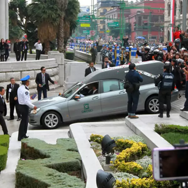 La carroza llegando con las cenizas de Juan Gabriel al Palacio de Bellas Artes.