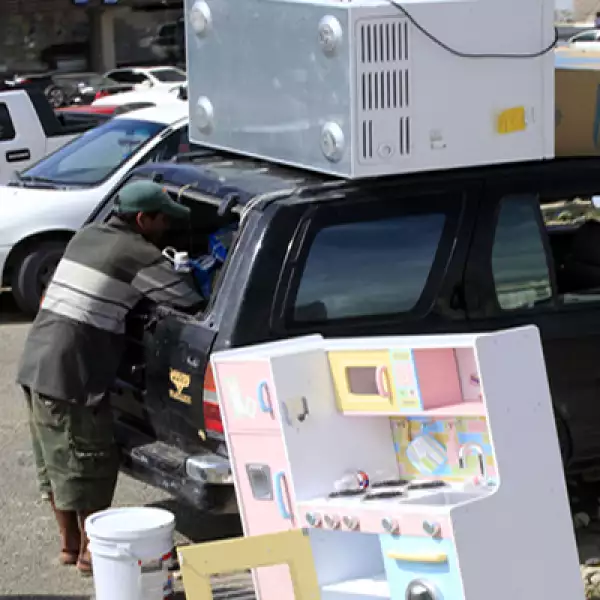 Otros saqueadores abarrotaron sus camionetas con electrodomésticos como televisiones y ventiladores y también con bebidas alcohólicas.