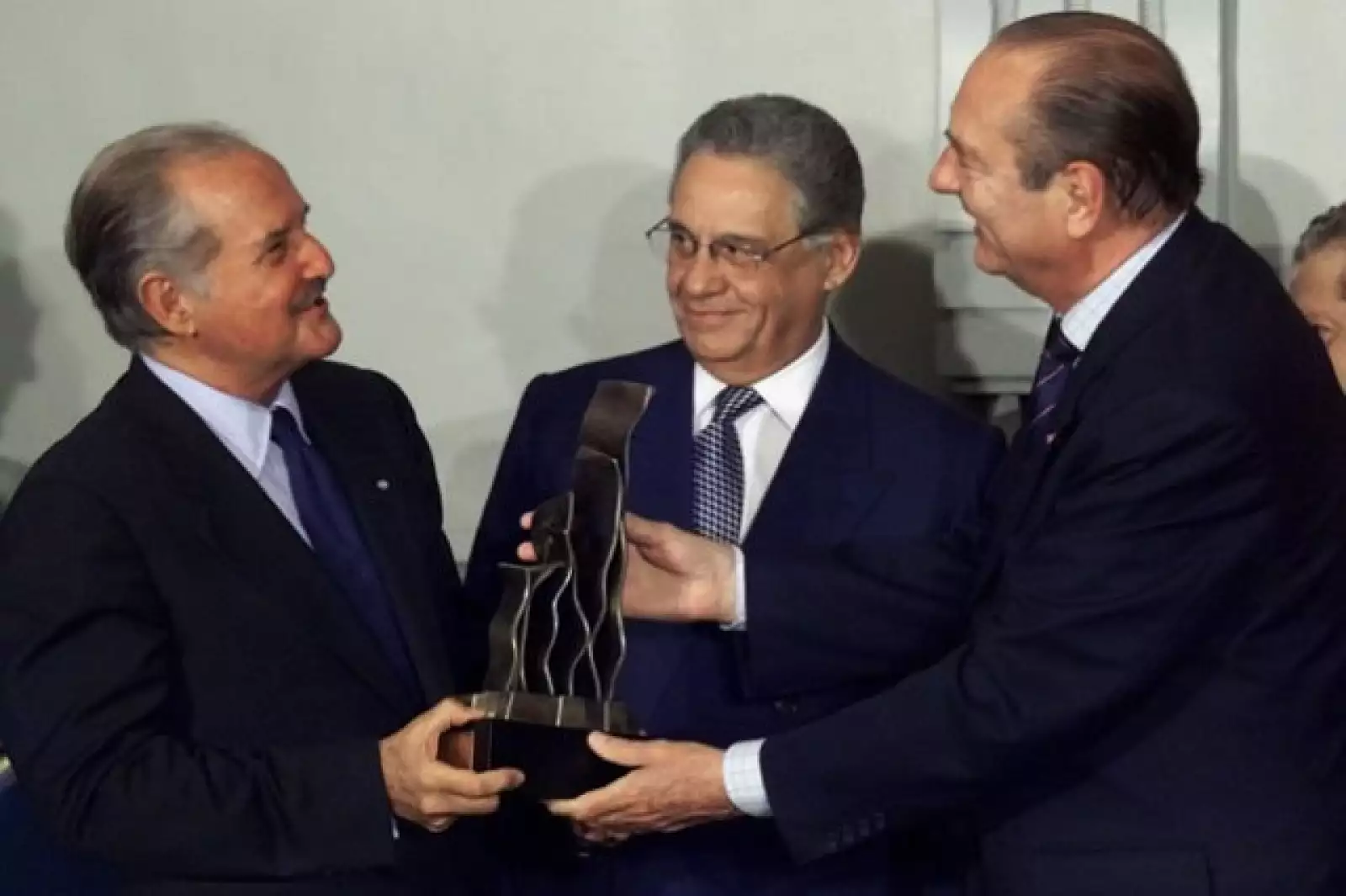 El escritor recibió al entonces presidente Zedillo en la ceremonia en la que recibió el reconocimiento de Identidad Latina de manos del ex presidente de Francia Jacques Chirac en Río de Janeiro.