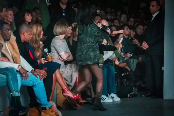 Kim tuvo que salirse enmedio del desfile para tranquilizar a la pequeña North.