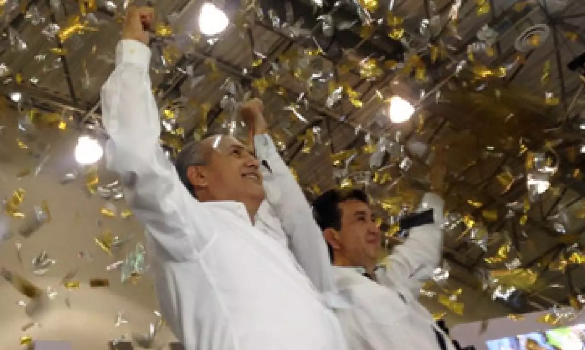 Manlio Fabio Beltrones, dirigente nacional del PRI y Héctor Yunes Landa, su candidato a la gubernatura de Veracruz. (Foto: Twitter/@HectorYunes)