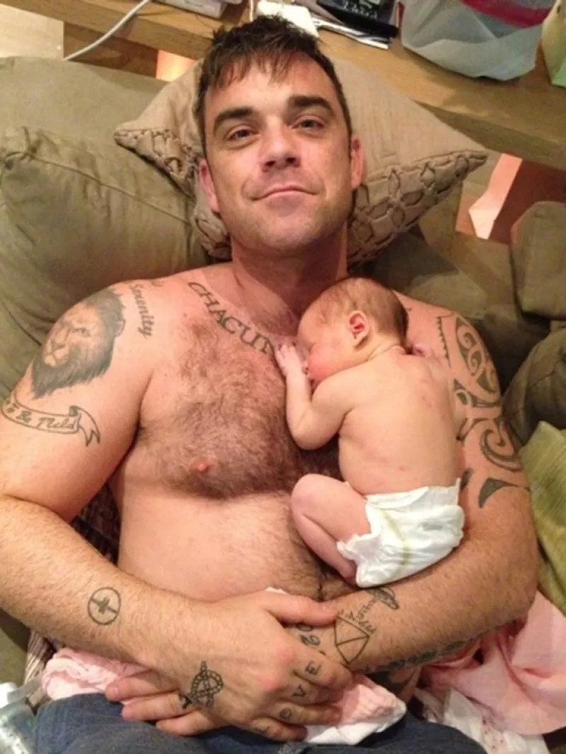 El cantante se encuentra más que feliz por el nacimiento de Theodora Rose, por ello es que decidió subir una foto de los dos en su blog.