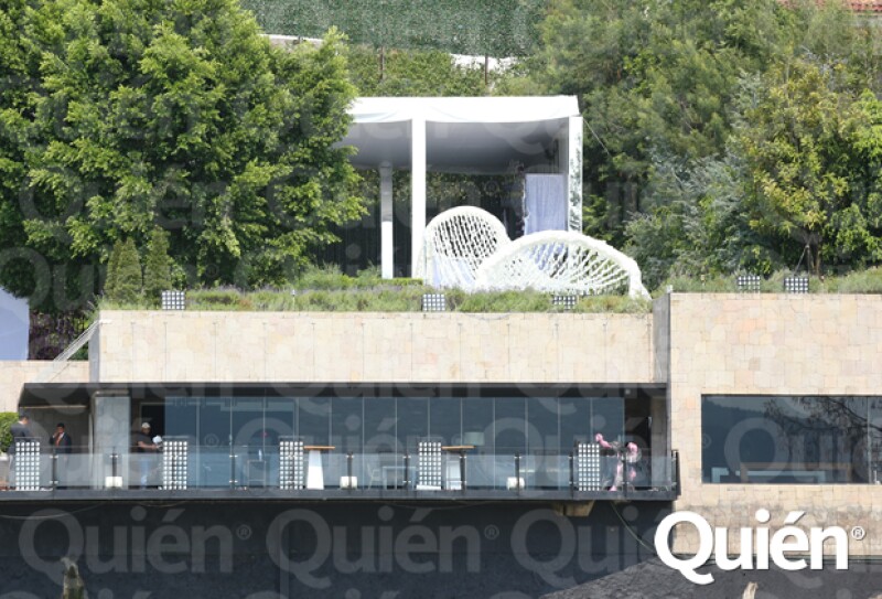 En el jardín se ha instalado una gran carpa blanca para la recepción.