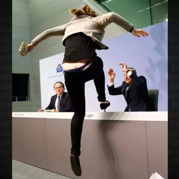 Una mujer vestida de negro saltó sobre la mesa desde donde el jefe del Banco Central Europeo, Mario Draghi, daba una conferencia de prensa.