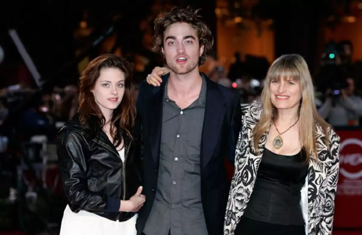 Tras meses de especulaciones sobre el romance, finalmente Kristen Stewart y Robert Pattison hicieron pública su relación, en una entrevista que ofrecieron a Harpers Bazaar, se publicará en diciembre.